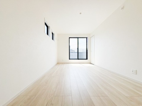 明るく広々とした子供部屋。採光が良好で勉強に集中しやすい環境が整っています。成長に合わせてレイアウトを変えやすい使い勝手の良い空間でございます。