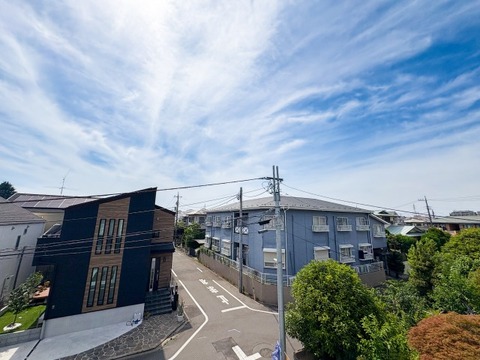 閑静な住宅街に位置するからこその落ち着いた眺望。窓の外に広がる穏やかな街並みが、日々の暮らしに静かな安らぎをもたらします。