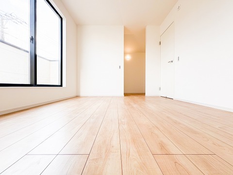 温かな光が室内いっぱいに広がる、明るい洋室。白を基調とした内装が光を反射し、より開放的な空間を演出します。毎朝気持ちの良い目覚めを迎えられ、一日を健やかに過ごせる、心地よいプライベート空間です。