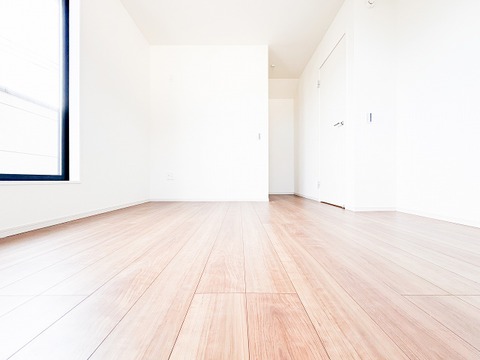 温かな光が室内いっぱいに広がる、明るい洋室。白を基調とした内装が光を反射し、より開放的な空間を演出します。毎朝気持ちの良い目覚めを迎えられ、一日を健やかに過ごせる、心地よいプライベート空間です。
