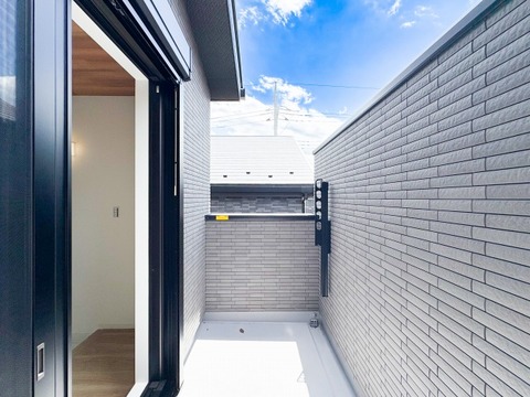 ゆとりある広さのバルコニーは、洗濯物がたっぷり干せるうれしい設備です。屋外の空気を感じながらくつろげるスペースとしても活用でき、生活の幅が広がります。