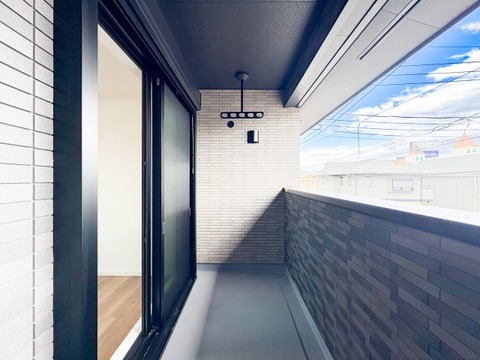 ゆとりある広さのバルコニーは、洗濯物がたっぷり干せるうれしい設備です。屋外の空気を感じながらくつろげるスペースとしても活用でき、生活の幅が広がります。