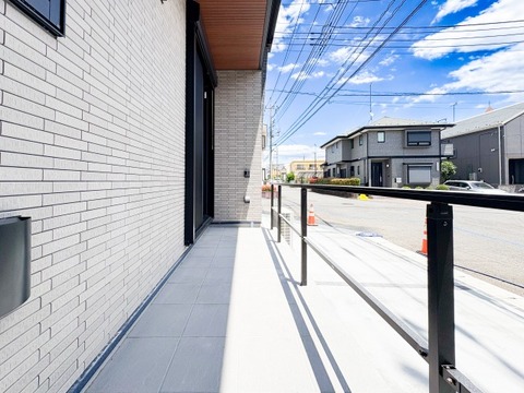 遮るもののない抜けるような青空と、心地よい風を感じられる開放的な住環境。幅広のタイルデッキは段差が少なく、室内と外を緩やかにつなぎます。防犯面にも配慮された安心の設計が魅力の住まいです。