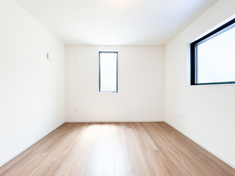 明るく広々とした子供部屋。採光が良好で勉強に集中しやすい環境が整っています。成長に合わせてレイアウトを変えやすい使い勝手の良い空間でございます。