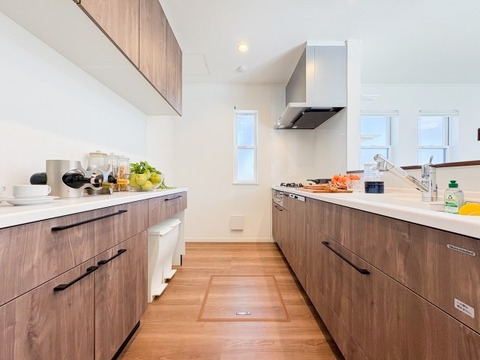 対面式のシステムキッチンが、家事をもっと楽しいひとときに変えてくれます。リビングを見渡せる安心感と、広い作業スペース、たっぷりの収納が充実。会話を楽しみながら、快適に料理ができる空間です。