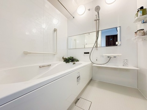 新築ならではの洗練されたバスルームは、広々とした空間と温かみのあるデザインが特徴です。ゆったりとリラックスできる浴槽が備わっており、毎日の疲れを癒す、心からくつろげる空間が広がります。