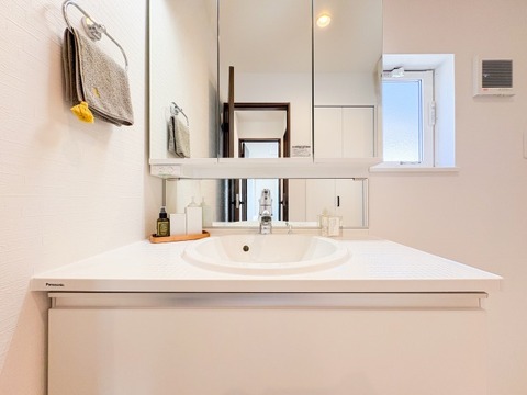 使い勝手が良い洗面化粧台は、収納力も豊富で清潔感が保たれた空間。シンプルでモダンなデザインが、朝の支度を快適にしてくれます。毎日の生活がよりスムーズに整います。