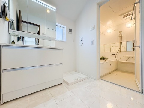 洗面脱衣所の広々としたスペースは、洗濯や着替えがしやすく、清潔感あふれる快適な空間です。収納も充実しており、家族全員が使いやすい設計が日常生活を支えてくれます。