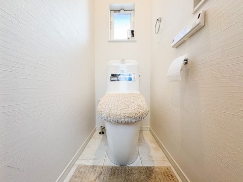 トイレには新築ならではの清潔感が漂い、シンプルなデザインが心地よい空間を作ります。広めのスペースでリラックスして使える設計がされており、日々の生活がより快適です。