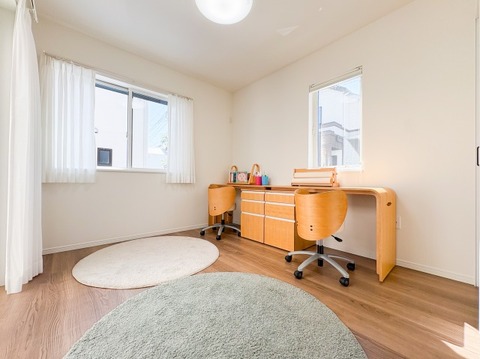 広々とした居室は、たっぷりと日差しが差し込み、ゆったりとしたくつろぎのひとときを楽しめる空間です。清潔感と快適さが保たれており、穏やかで心地よい毎日を支えてくれます。