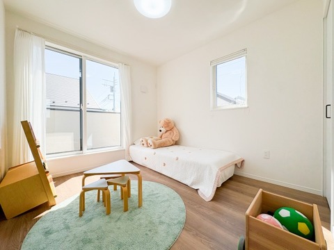 窓から差し込む柔らかな光が心地よい居室は、広さがあり、のびのびとした気分で過ごせます。趣味やリラックスの時間を楽しめる多用途な空間で、心安らぐ毎日が広がります。