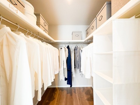 居室にはたっぷりの収納スペースが備わり、衣類や小物をすっきりと整理整頓できます。整理がしやすく、居室を広々と使えるため、快適で清潔感のある空間が保たれます。