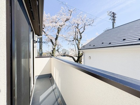 広々としたバルコニーは、植物やインテリアを楽しむスペースにぴったり。風通しが良く、晴れた日には日向ぼっこが楽しめる快適な空間です。季節ごとの変化を感じながらリラックスしたひとときを過ごせます。