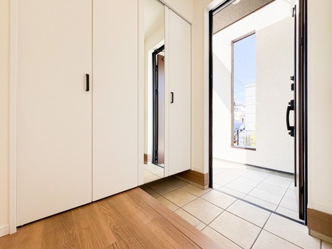 広々とした玄関スペースは、家族や来客を温かく迎え入れる心地よい空間です。ゆとりあるスペースがあるため、荷物の置き場にも困らず、快適な住まいの入り口としての機能が充実しています。