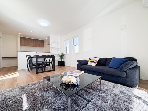 家族が自然と集まる広々としたリビング。大きな窓から陽の光が降り注ぎ、開放感と温もりが広がる空間です。ゆったりとくつろげる場所で、穏やかで心地よい時間を家族みんなで楽しめます。