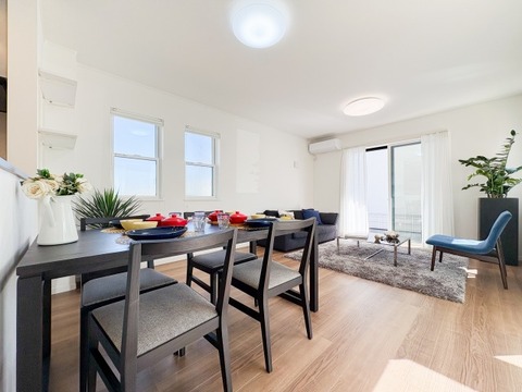 広々としたリビングは、家族全員がのびのびとくつろげる憩いの場所です。明るい光が差し込み、温かみのある空間が、毎日の生活をより豊かで楽しいものにしてくれます。家族みんなで集まるのが楽しみです。