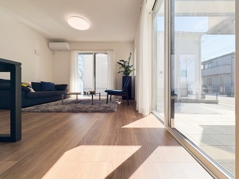 リビングに広がる開放的な空間は、家族が自然と集まり笑顔が絶えない場所。大きな窓から差し込む光が明るさと心地よさをもたらし、毎日の暮らしにゆとりと穏やかさを与えてくれる、家族の憩いの場所です。