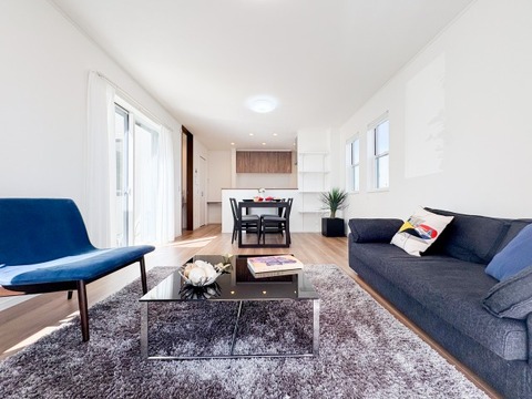 陽光あふれる広々リビングは、家族が集い笑顔が自然と生まれる温かい場所。心穏やかな時間がゆっくりと流れ、日々の暮らしがより豊かに彩られる、そんな快適な空間がここにあります。