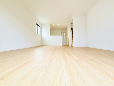 木目調の建具が温かい16帖以上の広々LDK!どんな家具も合わせやすいナチュラルな空間です。