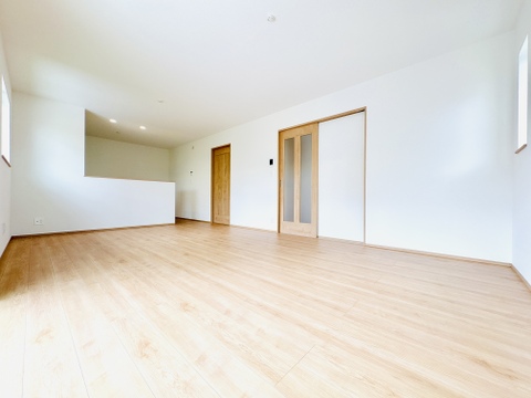 木目調の建具が温かい18帖の広々LDK!どんな家具も合わせやすいナチュラルな空間です。