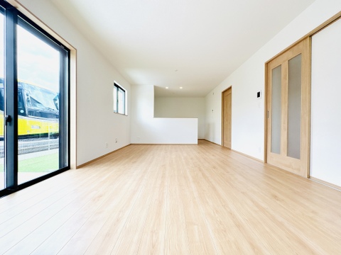 複数窓があり風通し良好!どんな家具も合わせやすいナチュラルテイストな内装です。