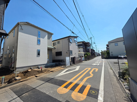 前面道路は見通しの良い街並みが広がり、周辺には戸建住宅が整然と並ぶ落ち着いた住環境です。現地周辺の道路幅員にもゆとりがあり、お車の出し入れや日々の移動もしやすい立地となっています。