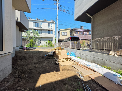 建物脇にはスペースが確保されており、採光や風通しにも配慮された配置です。隣棟との距離感も確保されているため圧迫感が出にくく、戸建ならではの独立性も感じられる住まいです。