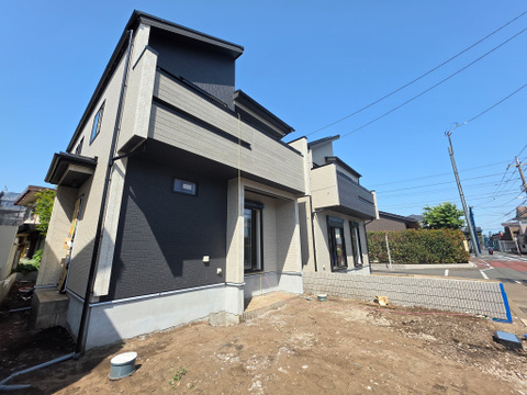 整った外観が印象的な2階建て新築戸建て。敷地をしっかりと活用したゆとりある設計で、住まいとしての使い勝手と美しい外観の印象をバランスよく両立しています。