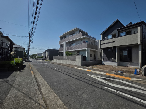 前面道路は余裕の広さ。駐車もしやすく、自転車での移動などもしやすいですね。