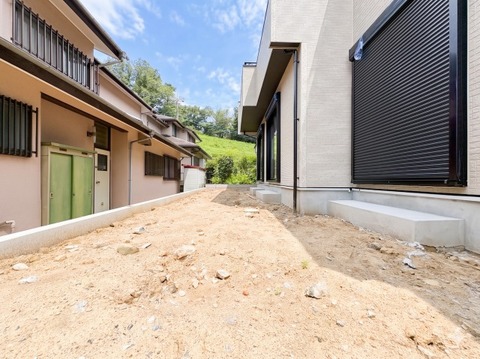 落ち着いた街並みに調和する、気品ある佇まいの新築一戸建て。アクセントクロス調の外壁が上質な邸宅感を演出します。穏やかな住環境で、ゆったりとした時間を過ごせる住まい。
