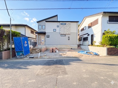 前面にゆとりある空間を確保した、開放感あふれる新築邸宅。駐車スペースやガーデニングなど、これからの外構完成も楽しみな住まいです。日々の暮らしをのびのびと楽しめる好環境。