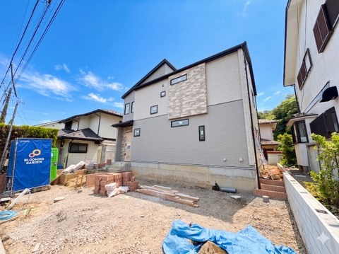 こだわり抜いたモダンな外観が魅力の新築一戸建て。細部にまで意匠を凝らしたデザインと、快適な暮らしを支える充実の最新設備が魅力です。理想のライフスタイルを叶える住まいを、ぜひ一度ご体感ください。