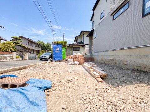美しい外観デザインが姿を現した、分譲新築一戸建て。今だからこそ見られる構造や周辺環境、実際の陽当りを現地でご確認いただけます。周辺環境もあわせて丁寧にご案内いたします。