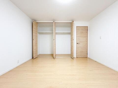 明るい木目調のフローリングと大容量のクローゼットで、家族の荷物もすっきり収納。お子様の成長に合わせて活用できる、清潔感あふれるお部屋です。