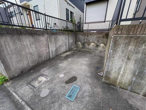 屋外の収納や趣味の空間として活用できる、コンクリートで囲まれたプライベートな場所です。自転車置き場としても便利で、家族の荷物もすっきり片付きます。