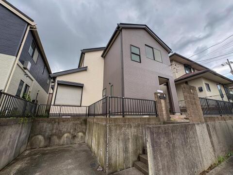 落ち着いた色合いの外壁が、洗練された印象を与える住まいです。高台に位置し、プライバシーも確保。家族の笑顔が育まれる、安心感のある暮らしがここから始まります。