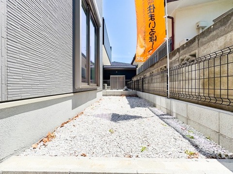 無駄のないシンプルな空間は、住まう人のアイディア次第で自由に活用できます。プランターを並べて緑を楽しんだり、収納スペースを拡充したり。工夫次第で暮らしがもっと便利になる、可能性を秘めた屋外エリアです。