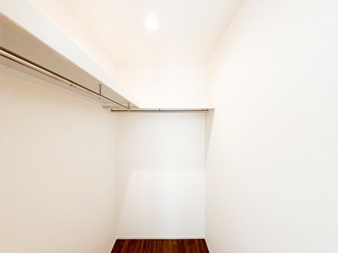 足元まで広々と使えるため、チェストを置いて小物を仕分けるなど、自由なレイアウトが可能。白を基調としたクリーンな空間が、お気に入りの洋服を一層引き立てます。整理整頓が楽しくなる、充実の収納プランです。