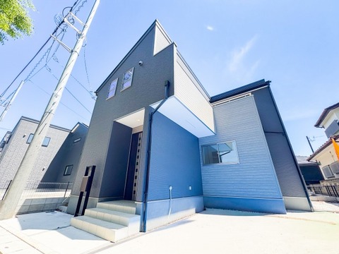 空へ伸びるような高い壁面が、プライバシーを守りつつ開放感を演出。カースペースから玄関までフラットに繋がる動線や、機能門柱の配置など、使い勝手にも配慮されています。モダンな暮らしを支える機能的な一棟です