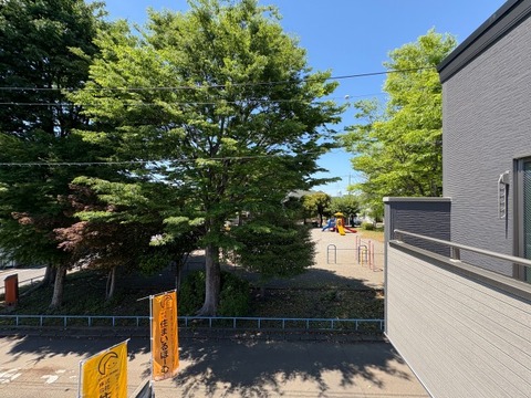 バルコニーの目の前には緑豊かな公園が広がり、お子様の遊ぶ姿を身近に感じられます。四季折々の自然を借景として取り込める贅沢な立地。開放感あふれる景色が、日々の暮らしに安らぎと彩りを与えてくれます。