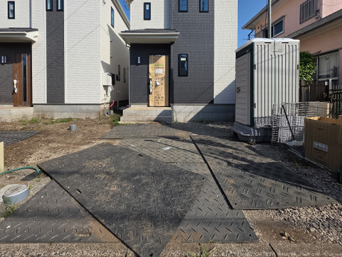 広さがしっかりと確保されたカースペースは、車を持つご家庭にとって嬉しいポイント。荷物の積み下ろしがスムーズで、日常の使い勝手が良く、生活の利便性を高めてくれます。