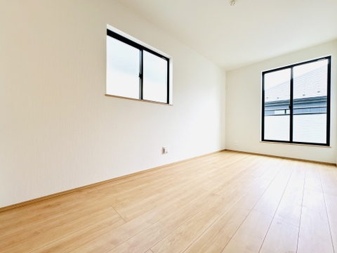 風通しの良い2面採光の洋室。休日は窓を開け、心地よい風を感じながらゆったりリラックスできます。