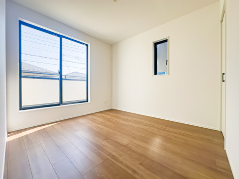 ホワイトベースの居室は、飽きが来ず家具やレイアウトが映えるお部屋です。バルコニーに出ることができます。2026/5/2撮影