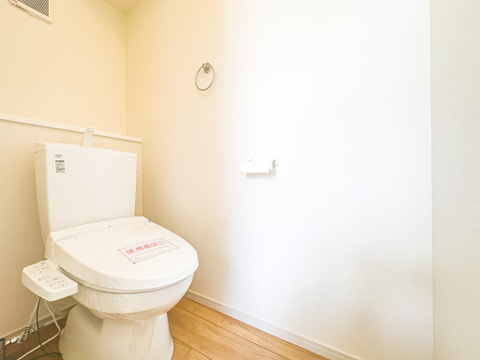 温水洗浄便座完備のトイレスペース。ついつい考え事をしてしまうほど落ち着く空間です。お手洗いは1階と2階の両階にございます。2026/5/29撮影