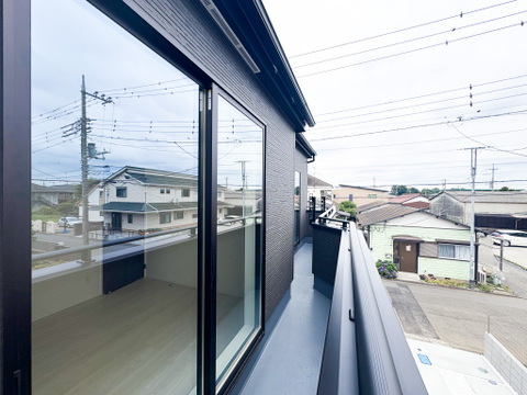 遮るものがないため、日当たり、風通りの良い開放的なバルコニーとなっています。お洗濯ものもすぐに乾きそうです。