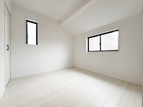 すべての洋室には収納が備え付けてあります。衣類や小物などを収納することで、住空間を有効活用できます。広さも十分ございますので、お客様の生活シーンに合わせてご活用ください。
