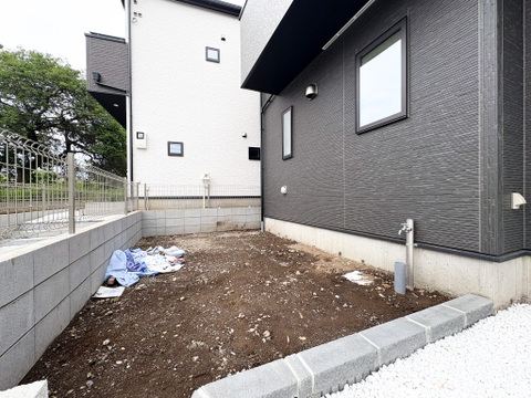 南側には、様々な用途でお使いいただける広々とした日当たりの良いお庭がございます。お子さんの遊び場だったり、ガーデニングなどもお楽しみいただけます。
