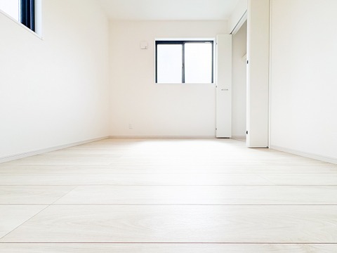 クローゼットを完備した、機能的で使い勝手の良い洋室です。お部屋をスッキリと保てるため、家具の配置も思いのまま。寝室としてはもちろん、お子様のお部屋や趣味のスペースとしてもマルチに活躍します。