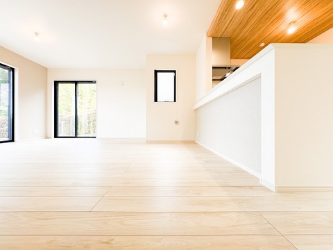 白壁と淡い色調のフローリングが調和した、爽やかな住空間。木の温かみを感じるナチュラルな内装は、どんな家具とも相性抜群です。柔らかな光に包まれるLDKは、毎日の暮らしに安らぎとゆとりを与えてくれます。
