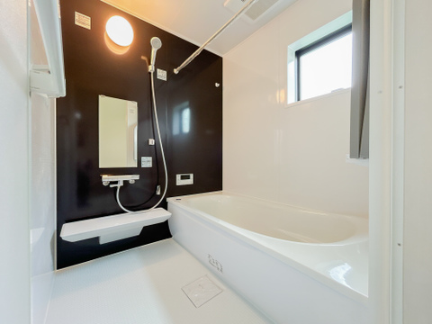 足を伸ばして入れるお風呂で、ゆっくりと1日の疲れを癒してください。